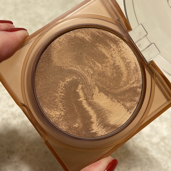GLOWISH BY HUDA BEAUTY SOFT RADIANCE BRONZING POWDER COLOR 02 MEDIUM - Picture 8 of 10